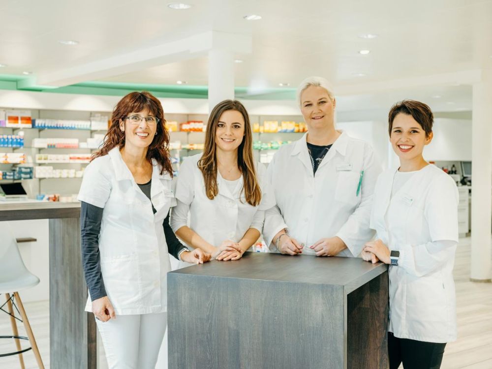 Teamfoto mit vier Pharmaassistentinnen in einer Apotheke