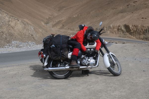 Felix und viel Gepäck hängen über einem Motorrad