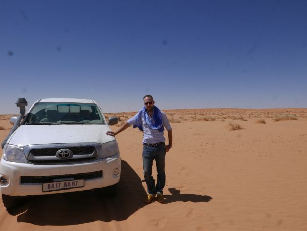 Felix mit einem weissen Auto in der Wüste