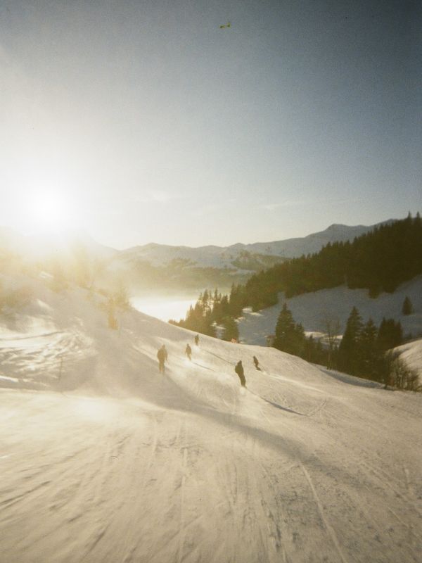 Analoge Fotografie einer Skipiste bei Sonnenaufgang