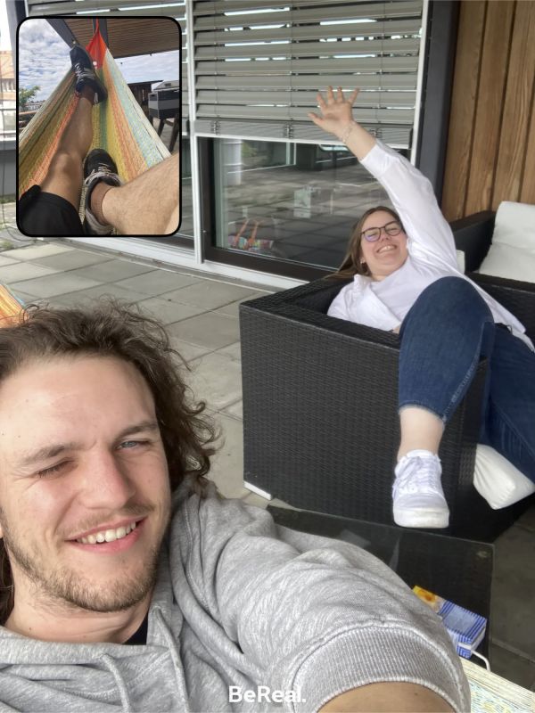 Hudson und Roberta ruhen sich auf der Lounge aus