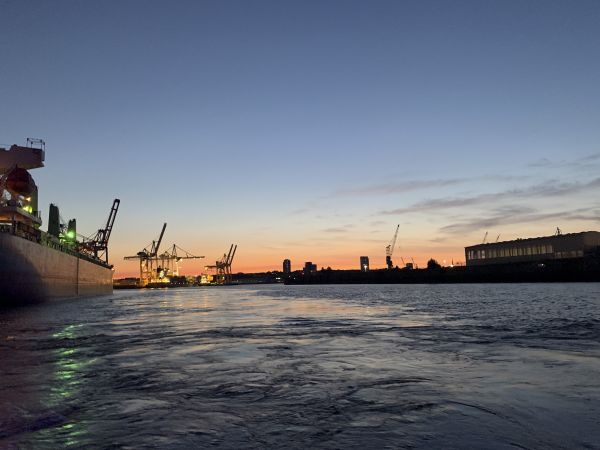 Blick auf den Hamburger Hafen bei Sonnenuntergang