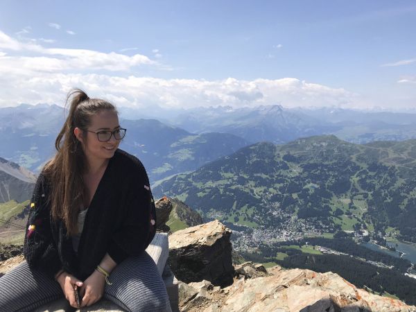 Foto von Sandra mit einem Bergpanorama im Hintergrund