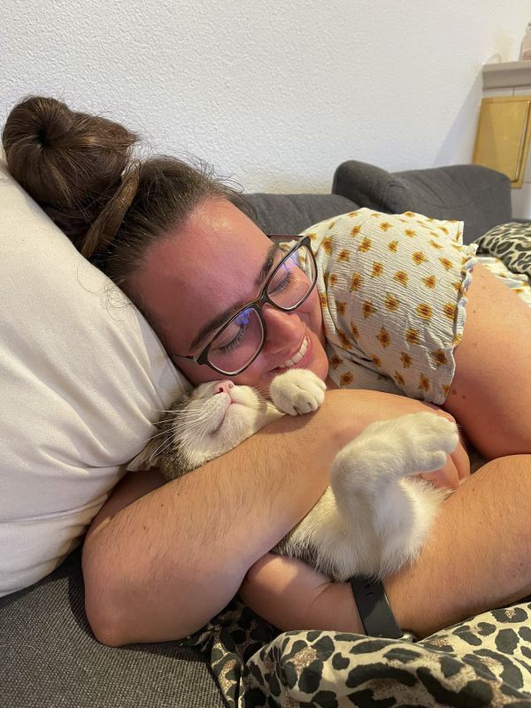 Sandra beim Kuscheln mit ihrer Katze