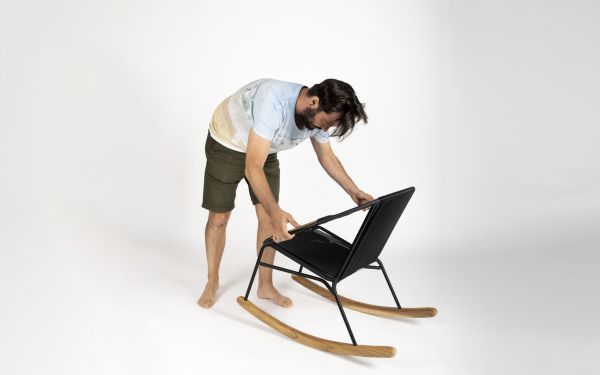 Sandro positioniert einen Stuhl für das Shooting