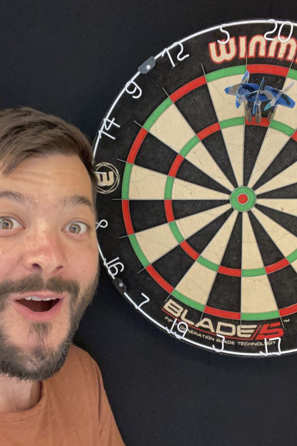 Sandro nachdem er einen TribleTwenty beim Darts gemeistert hat