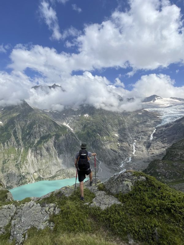 Sandro beim Wandern in den Bergen