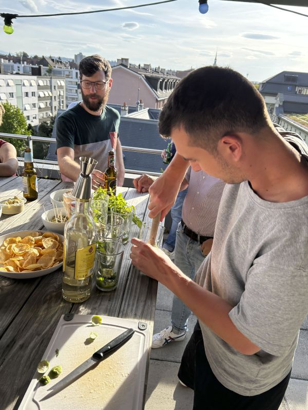 Simon mixed Mojitos auf der Dachterasse