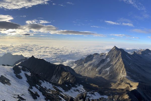 Bergpanorama und blauer Himmel