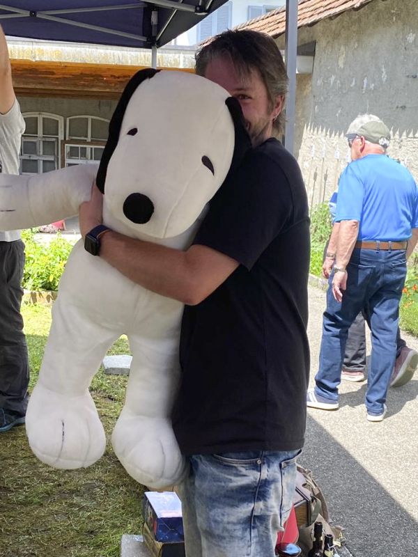 Tobias mit einem riesigen Snoopy Plüschtier im Arm